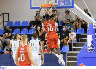 Γίγαντας Φαλ! Τους «καρφώνει» χωρίς να… πηδήξει (pics)