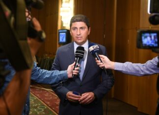 Στη σέντρα το παρασκήνιο, σκληρό μήνυμα Αυγενάκη